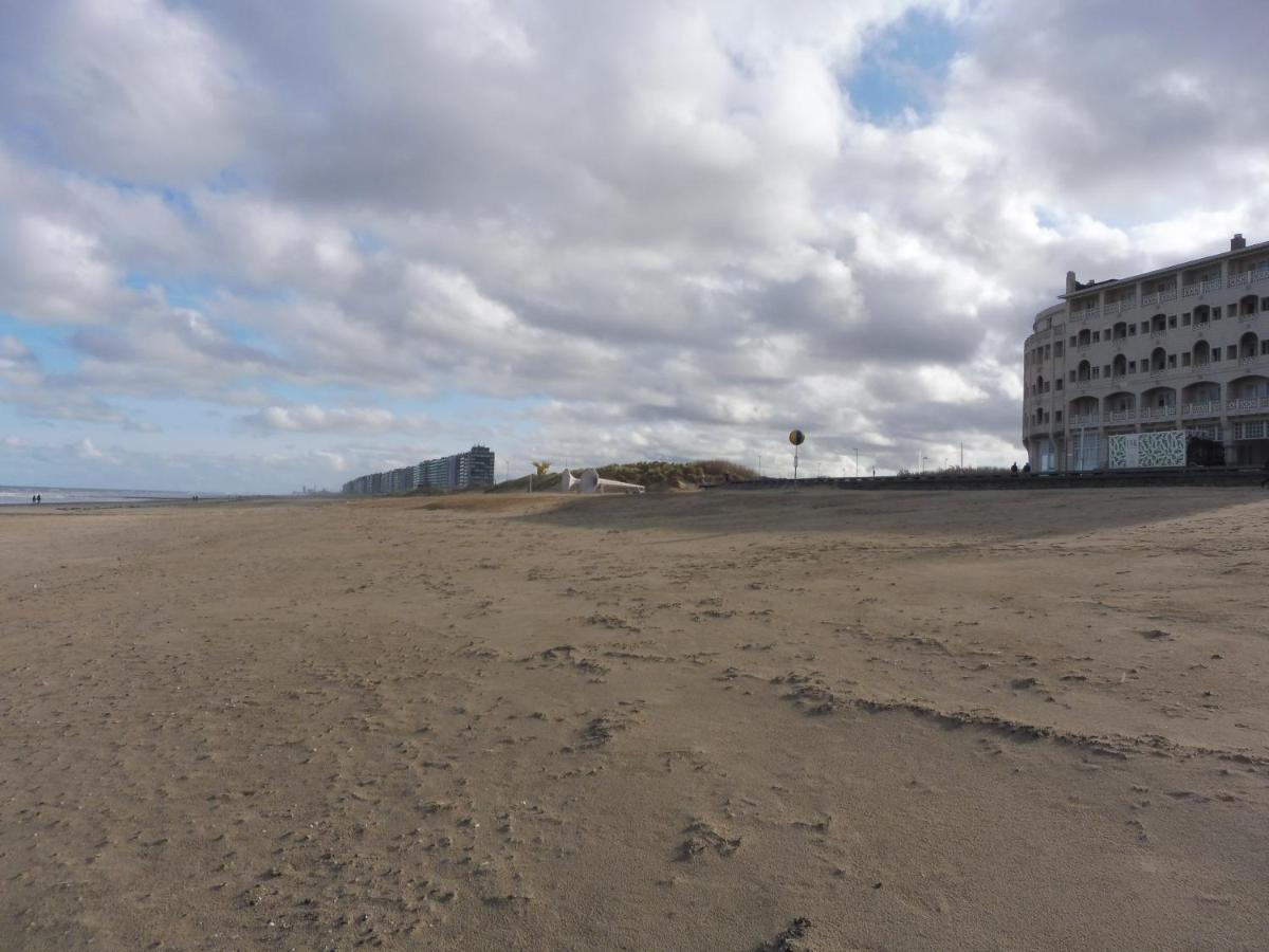 Studio On The Beach With Sea View Middelkerke Bagian luar foto