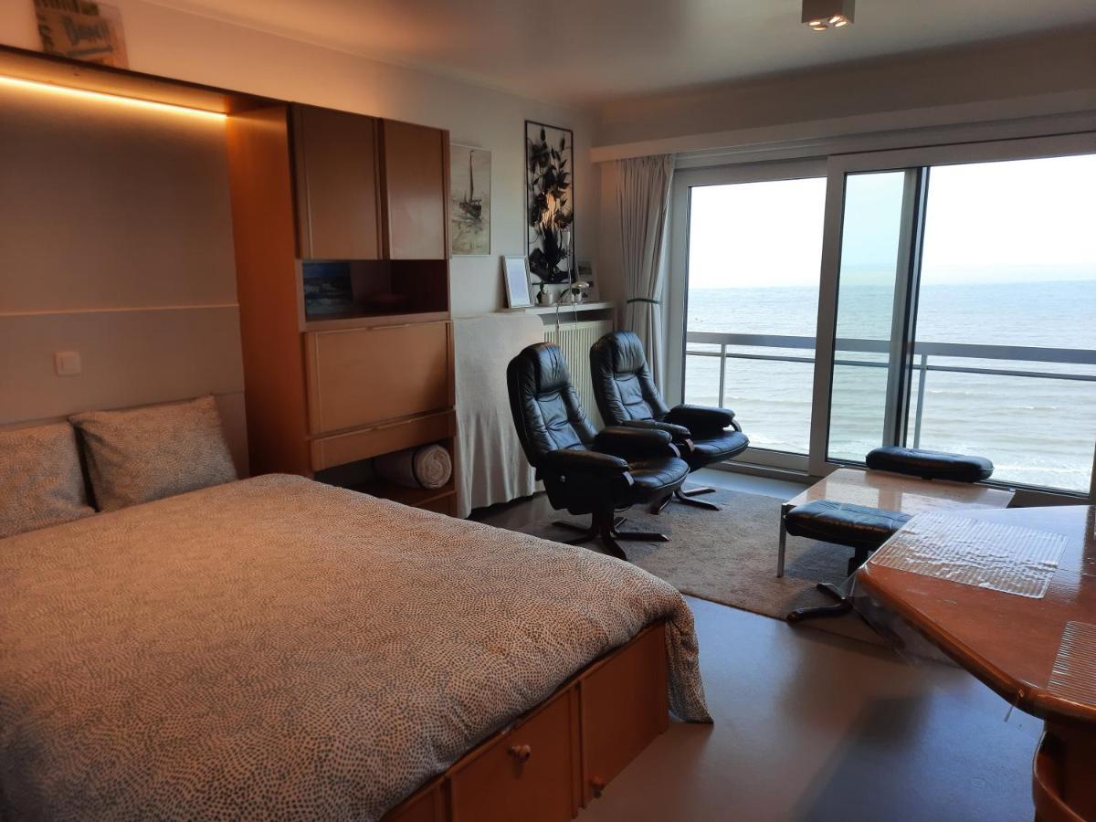 Studio On The Beach With Sea View Middelkerke Bagian luar foto