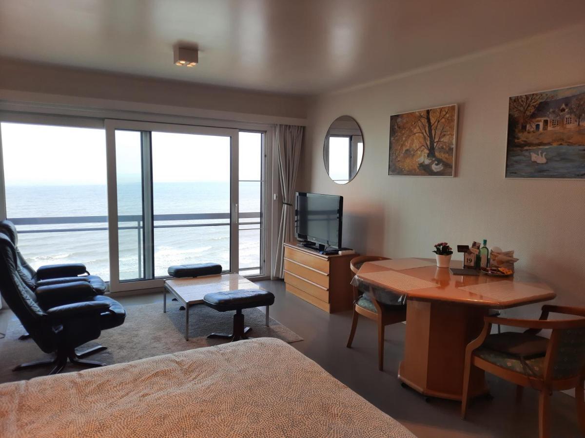 Studio On The Beach With Sea View Middelkerke Bagian luar foto