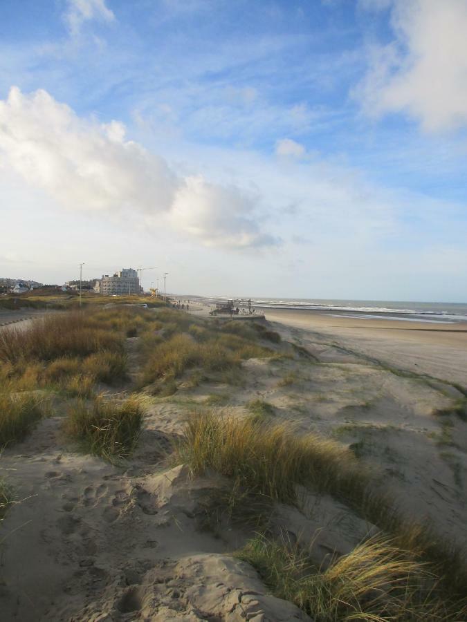 Studio On The Beach With Sea View Middelkerke Bagian luar foto