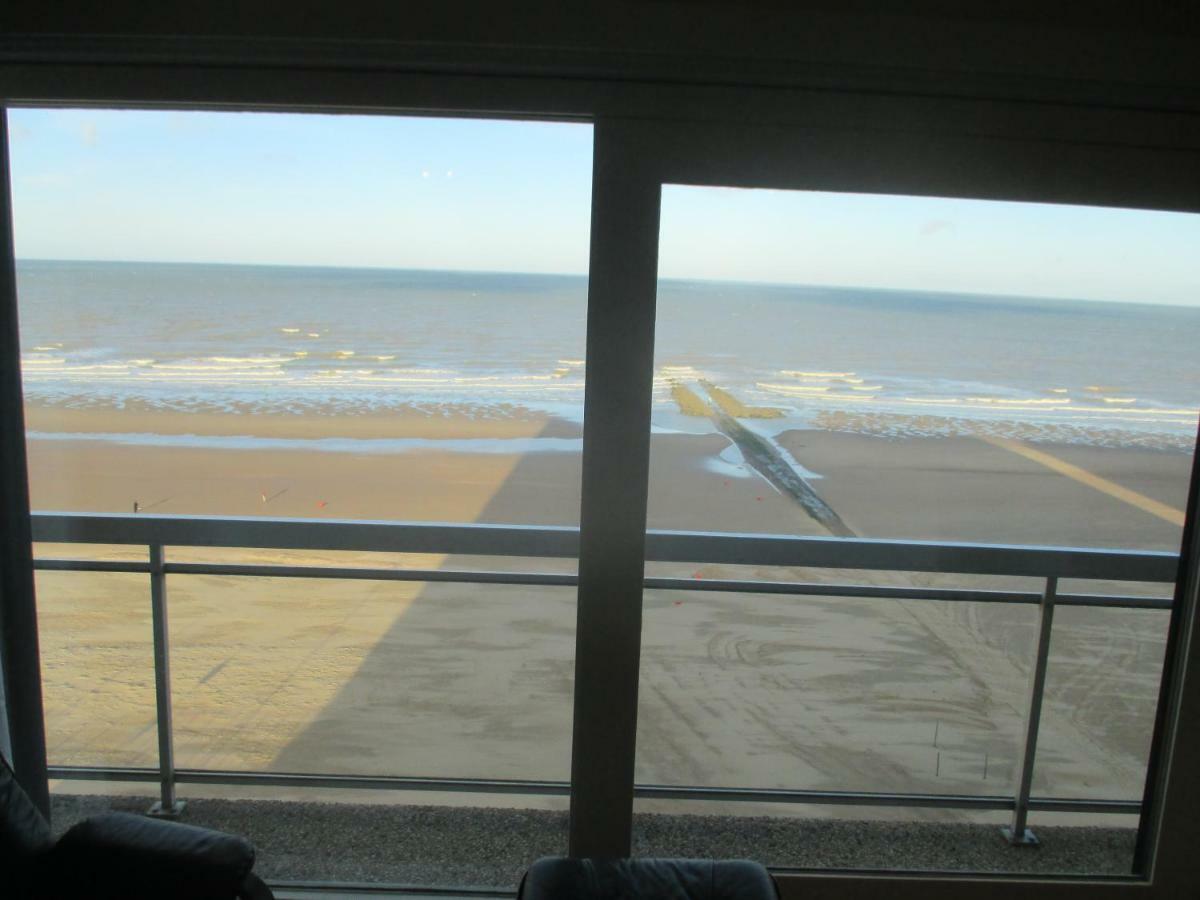 Studio On The Beach With Sea View Middelkerke Bagian luar foto