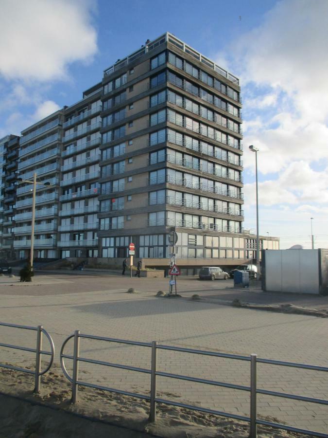 Studio On The Beach With Sea View Middelkerke Bagian luar foto
