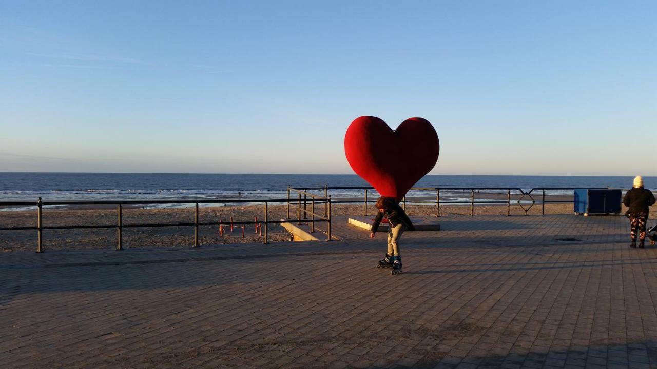 Studio On The Beach With Sea View Middelkerke Bagian luar foto